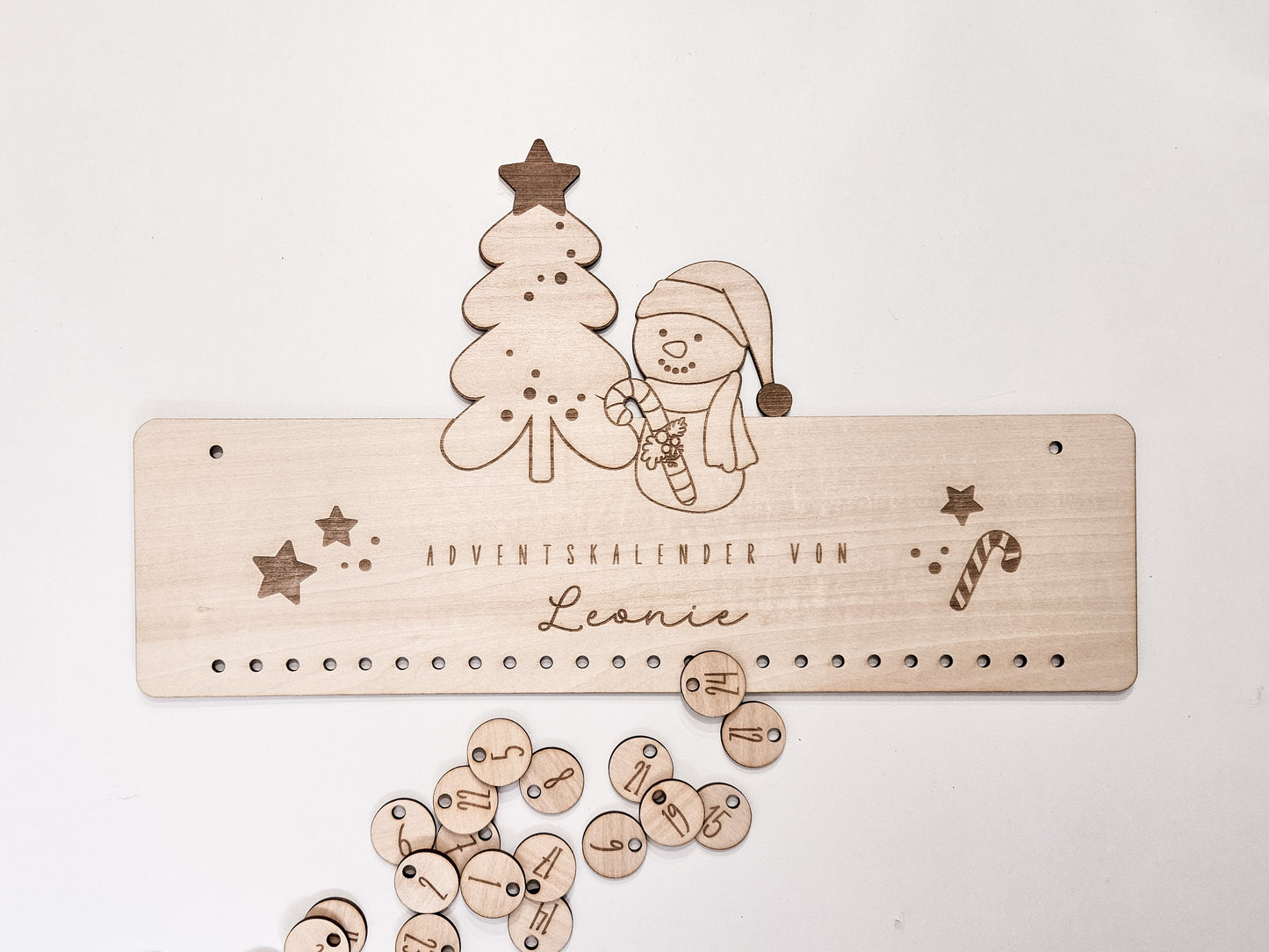 Personalisierter Adventskalender aus Holz mit Schneemann- und Tannenbaum-Gravur von Leo & Lu – Kinder Adventskalender zum Befüllen im skandinavischen Stil