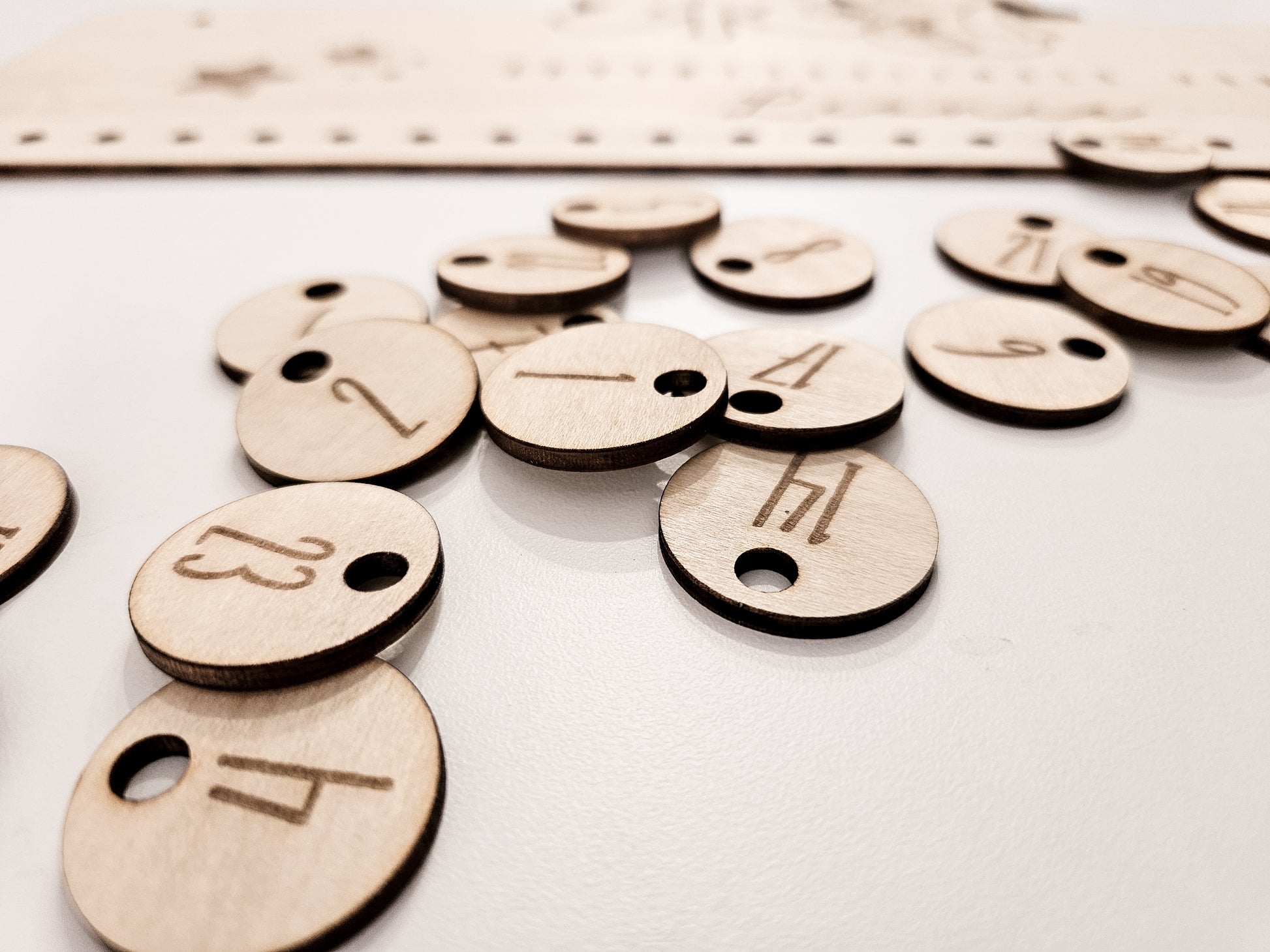 Personalisierter Adventskalender aus Holz mit Schneemann- und Tannenbaum-Gravur von Leo & Lu – Kinder Adventskalender zum Befüllen im skandinavischen Stil