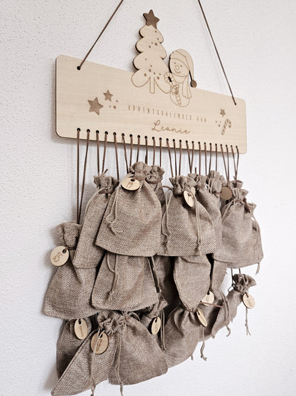 Personalisierter Adventskalender aus Holz mit Schneemann- und Tannenbaum-Gravur von Leo & Lu – Kinder Adventskalender zum Befüllen im skandinavischen Stil