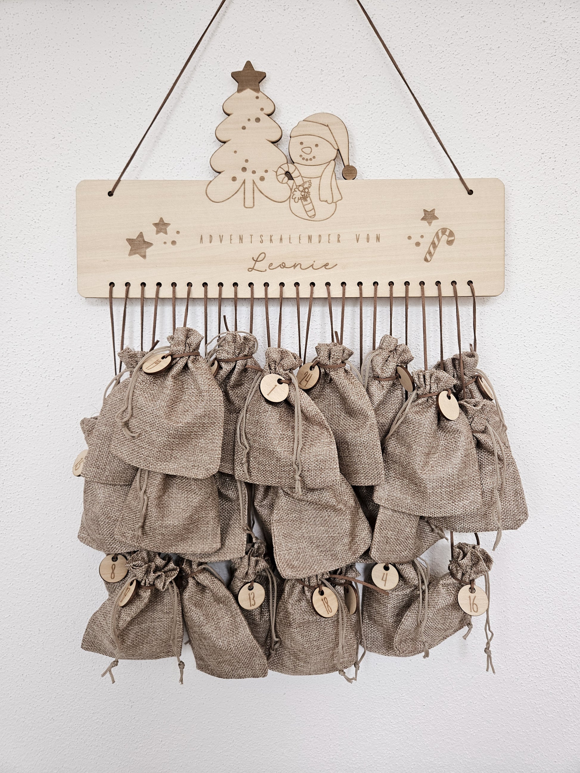Personalisierter Adventskalender aus Holz mit Schneemann- und Tannenbaum-Gravur von Leo & Lu – Kinder Adventskalender zum Befüllen im skandinavischen Stil