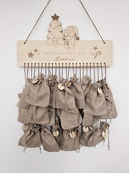 Personalisierter Adventskalender aus Holz mit Schneemann- und Tannenbaum-Gravur von Leo & Lu – Kinder Adventskalender zum Befüllen im skandinavischen Stil