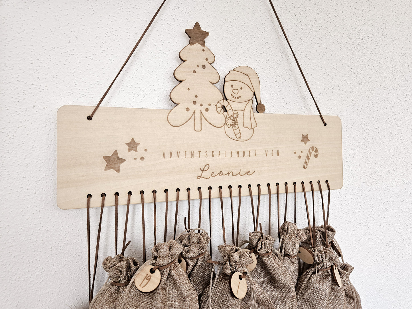 Personalisierter Adventskalender aus Holz mit Schneemann- und Tannenbaum-Gravur von Leo & Lu – Kinder Adventskalender zum Befüllen im skandinavischen Stil