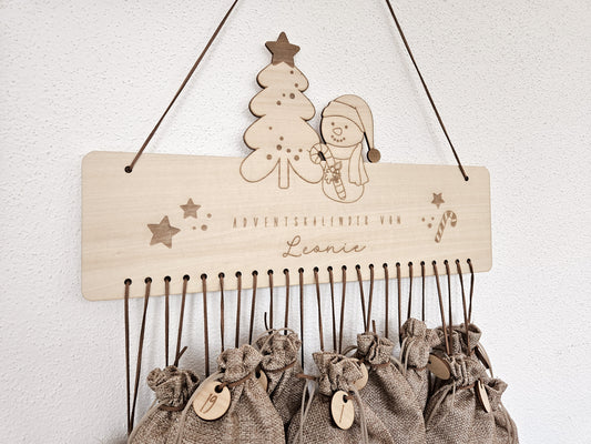 Personalisierter Adventskalender aus Holz mit Schneemann- und Tannenbaum-Gravur von Leo & Lu – Kinder Adventskalender zum Befüllen im skandinavischen Stil