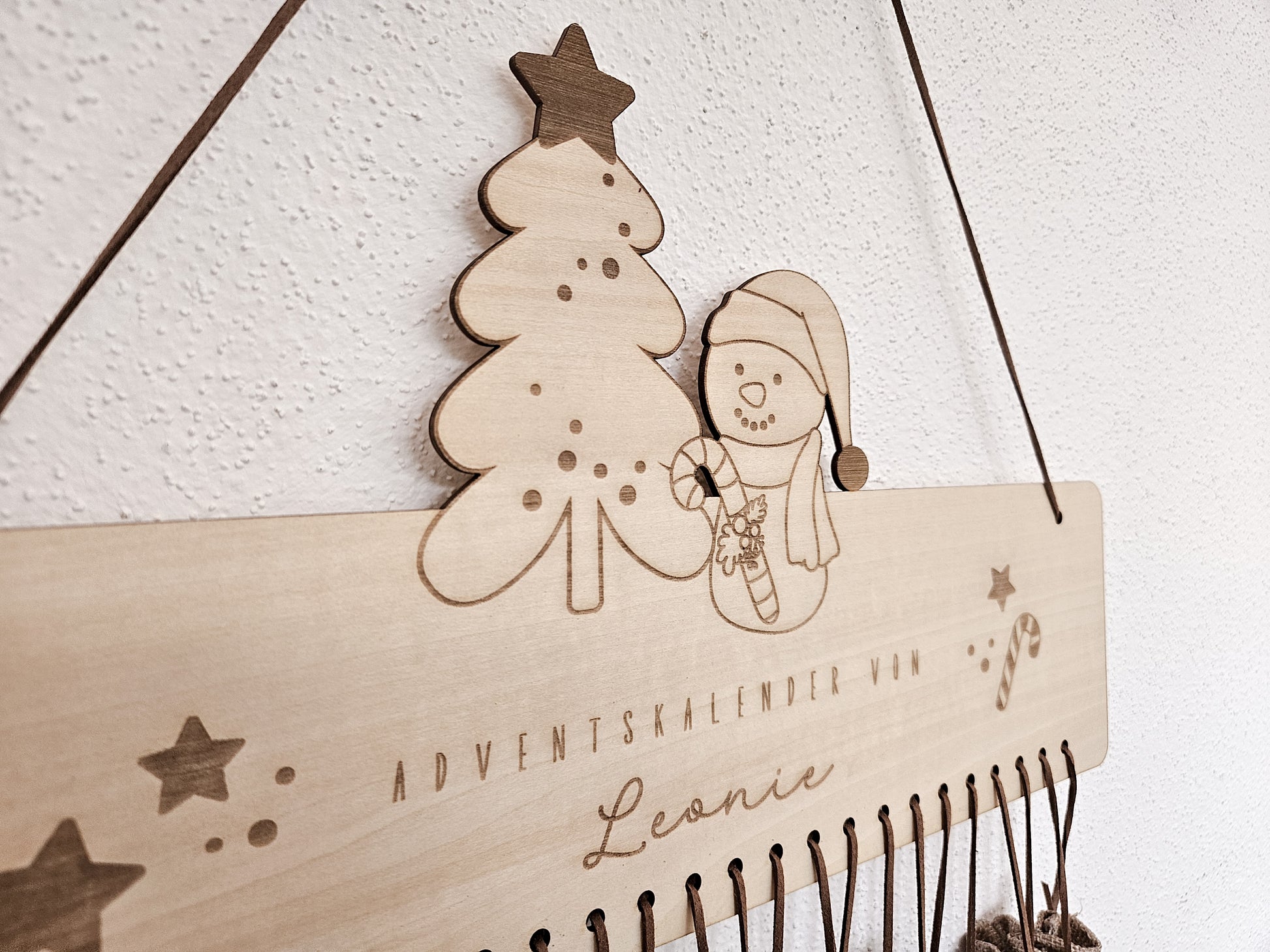 Personalisierter Adventskalender aus Holz mit Schneemann- und Tannenbaum-Gravur von Leo & Lu – Kinder Adventskalender zum Befüllen im skandinavischen Stil