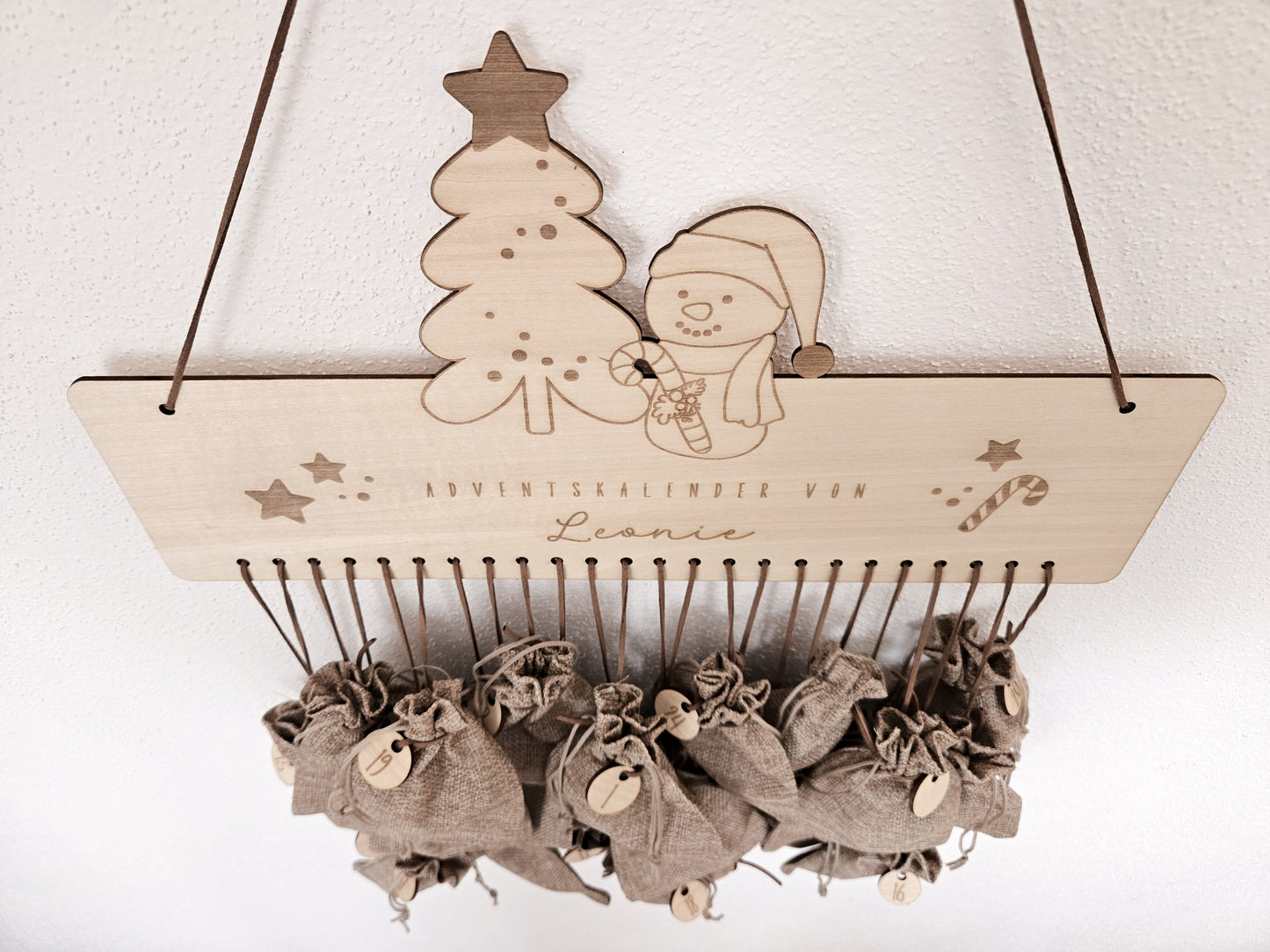 Personalisierter Adventskalender aus Holz mit Schneemann- und Tannenbaum-Gravur von Leo & Lu – Kinder Adventskalender zum Befüllen im skandinavischen Stil