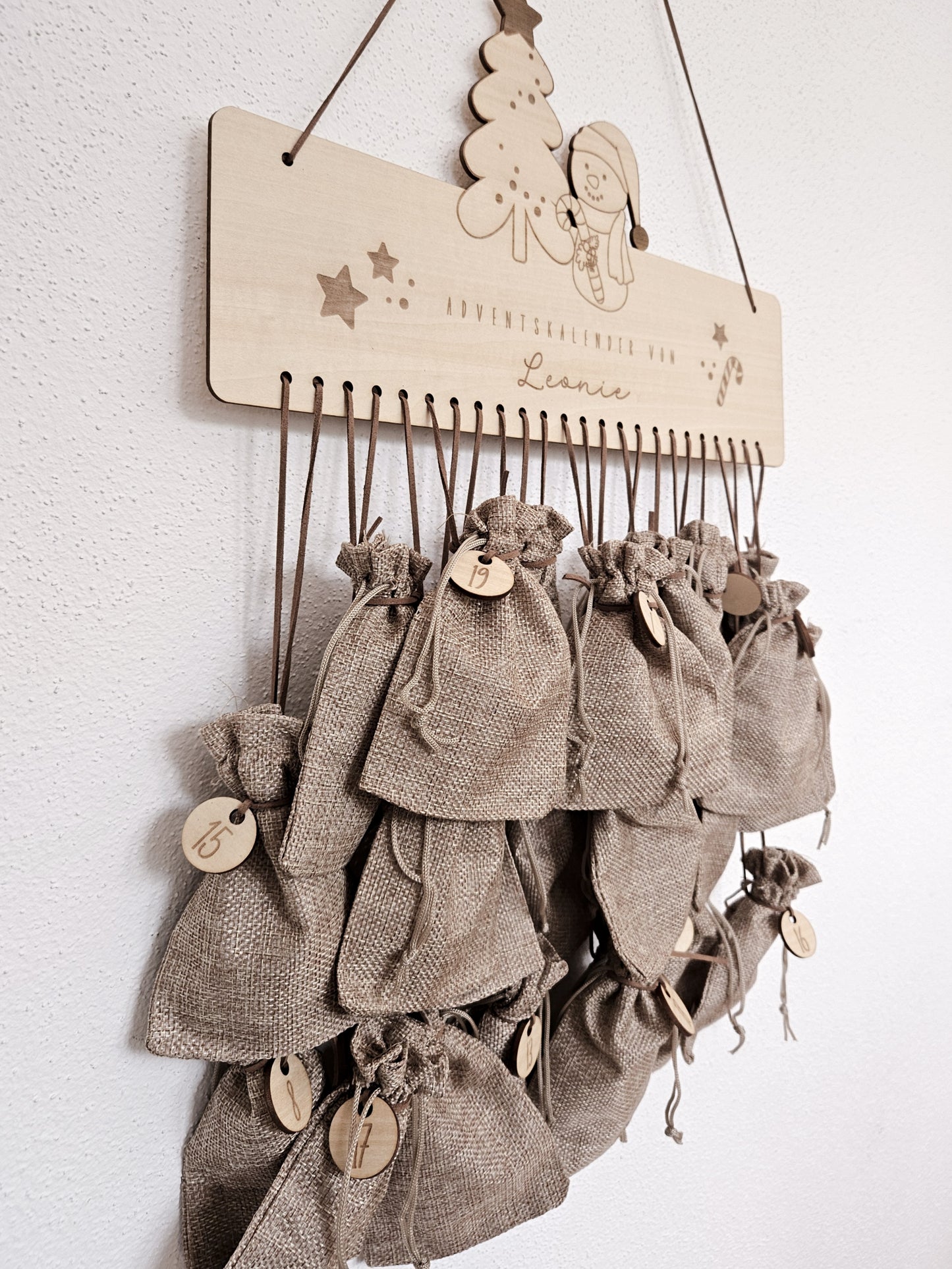 Personalisierter Adventskalender aus Holz mit Schneemann- und Tannenbaum-Gravur von Leo & Lu – Kinder Adventskalender zum Befüllen im skandinavischen Stil
