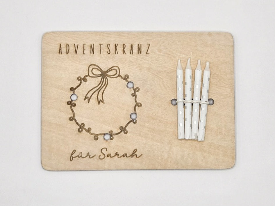 Mini-Adventskranz aus graviertem Holz mit Schleifenmotiv, personalisiert mit Name, inkl. vier weißen Kerzen – skandinavische Weihnachtsdeko.