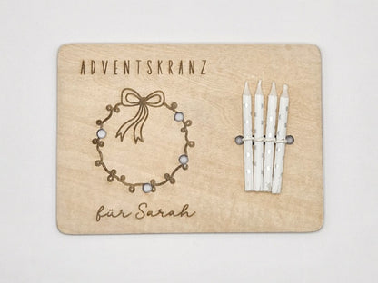Mini-Adventskranz aus graviertem Holz mit Schleifenmotiv, personalisiert mit Name, inkl. vier weißen Kerzen – skandinavische Weihnachtsdeko.