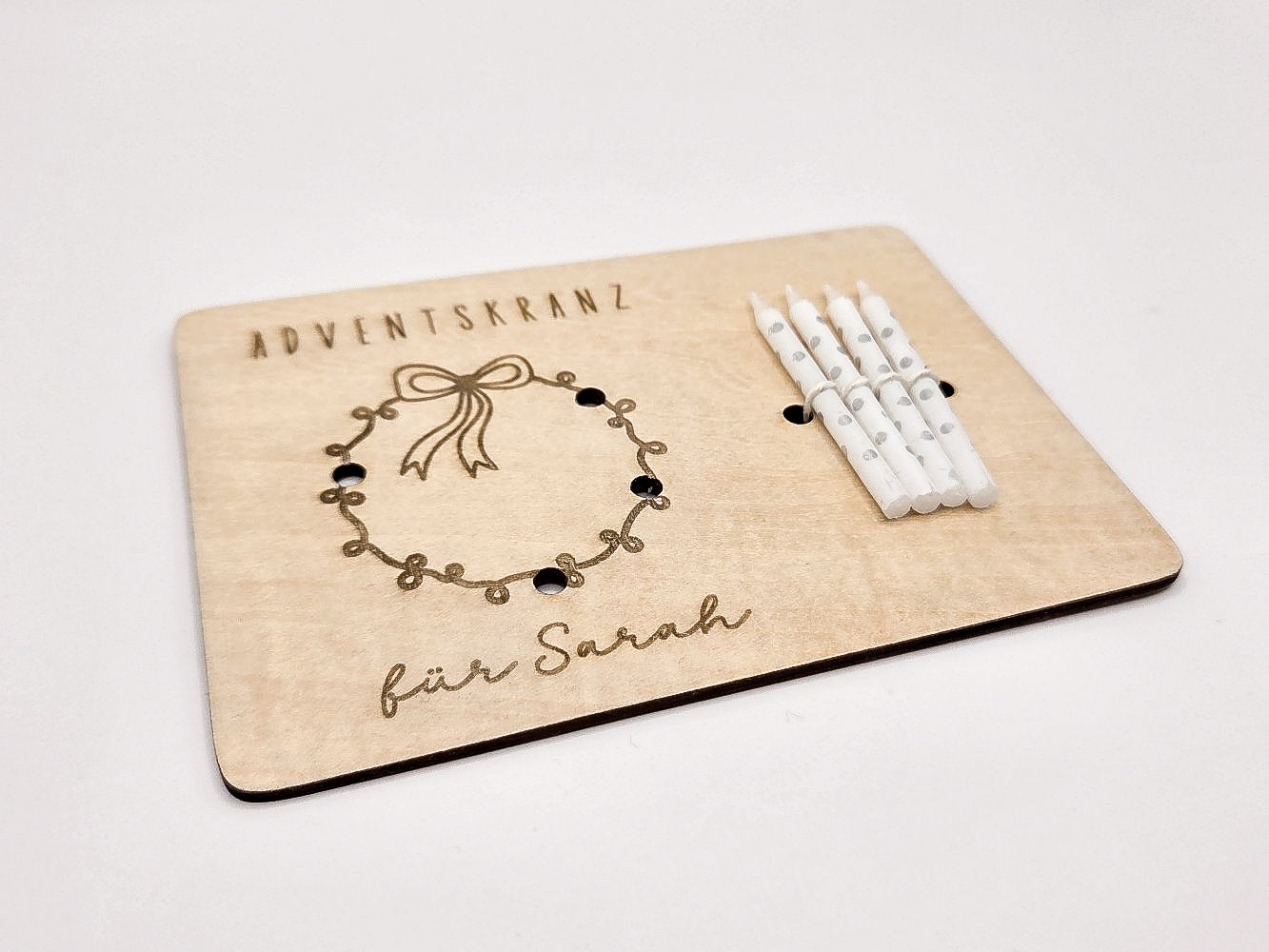 Mini-Adventskranz aus graviertem Holz mit Schleifenmotiv, personalisiert mit Name, inkl. vier weißen Kerzen – skandinavische Weihnachtsdeko.