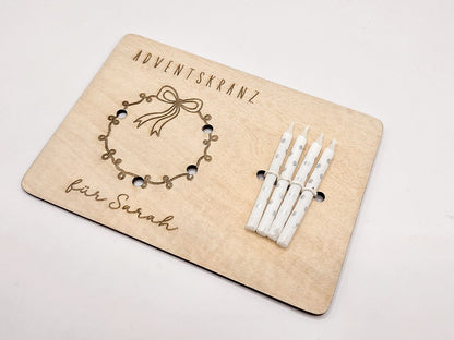 Mini-Adventskranz aus graviertem Holz mit Schleifenmotiv, personalisiert mit Name, inkl. vier weißen Kerzen – skandinavische Weihnachtsdeko.