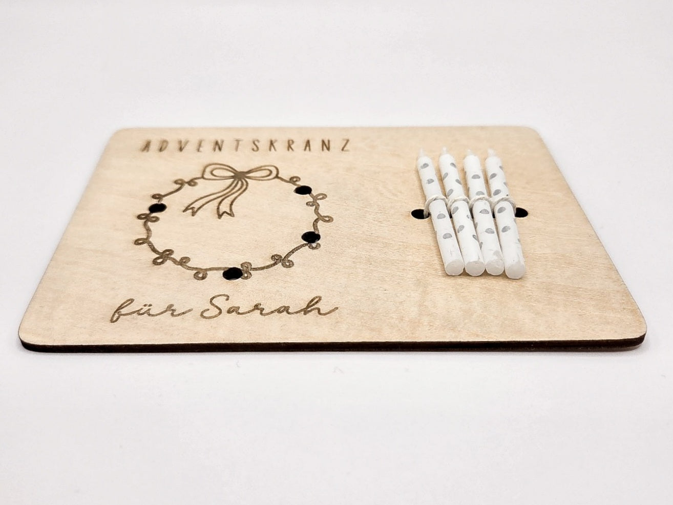 Mini-Adventskranz aus graviertem Holz mit Schleifenmotiv, personalisiert mit Name, inkl. vier weißen Kerzen – skandinavische Weihnachtsdeko.