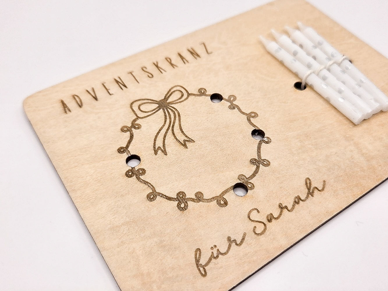 Mini-Adventskranz aus graviertem Holz mit Schleifenmotiv, personalisiert mit Name, inkl. vier weißen Kerzen – skandinavische Weihnachtsdeko.