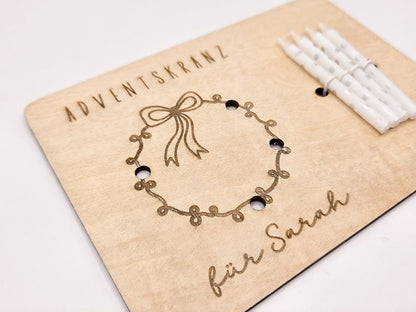 Mini-Adventskranz aus graviertem Holz mit Schleifenmotiv, personalisiert mit Name, inkl. vier weißen Kerzen – skandinavische Weihnachtsdeko.