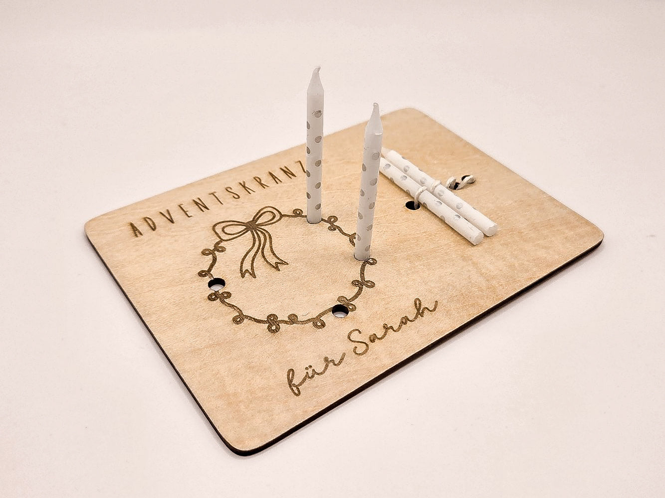 Mini-Adventskranz aus graviertem Holz mit Schleifenmotiv, personalisiert mit Name, inkl. vier weißen Kerzen – skandinavische Weihnachtsdeko.