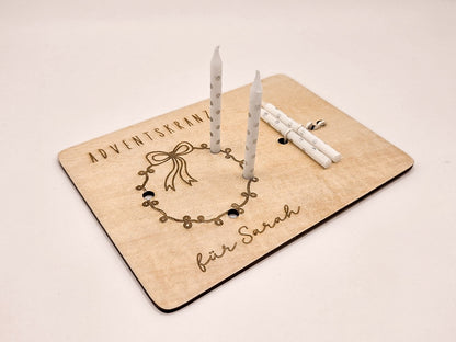 Mini-Adventskranz aus graviertem Holz mit Schleifenmotiv, personalisiert mit Name, inkl. vier weißen Kerzen – skandinavische Weihnachtsdeko.