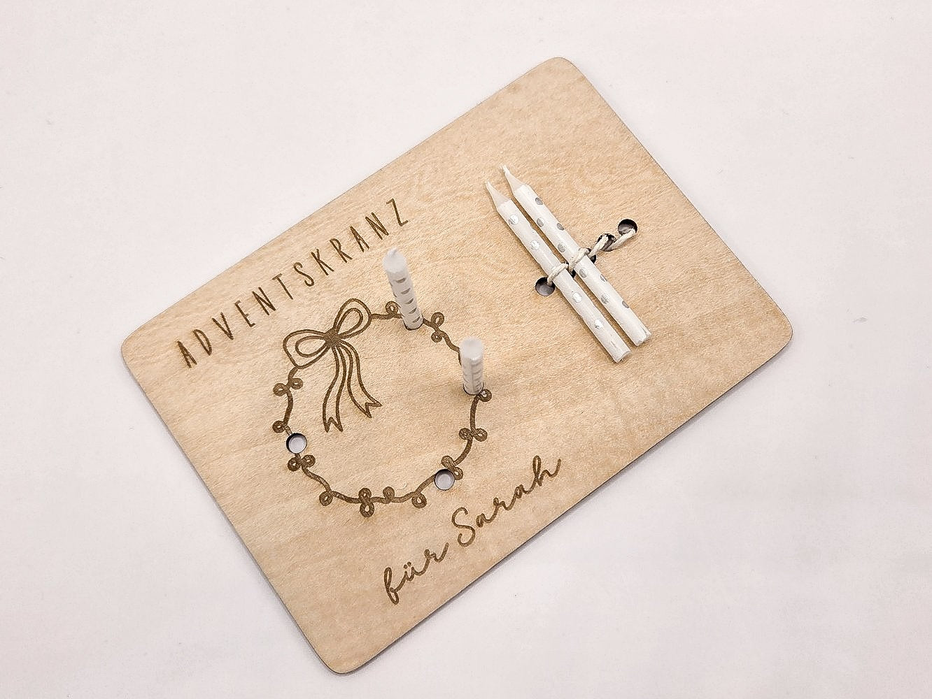 Mini-Adventskranz aus graviertem Holz mit Schleifenmotiv, personalisiert mit Name, inkl. vier weißen Kerzen – skandinavische Weihnachtsdeko.