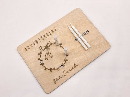 Mini-Adventskranz aus graviertem Holz mit Schleifenmotiv, personalisiert mit Name, inkl. vier weißen Kerzen – skandinavische Weihnachtsdeko.