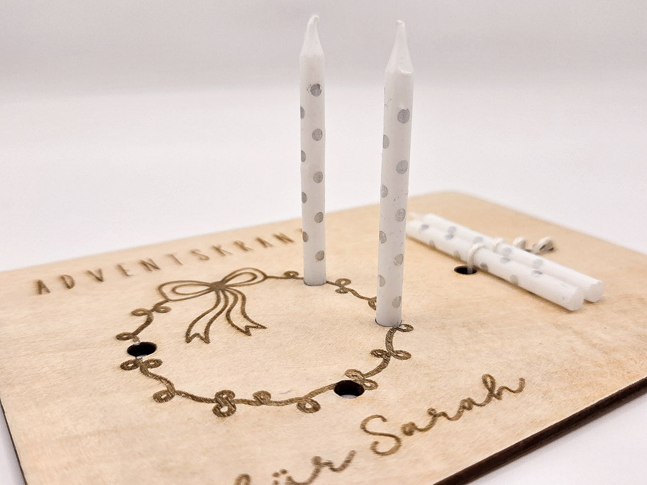 Mini-Adventskranz aus graviertem Holz mit Schleifenmotiv, personalisiert mit Name, inkl. vier weißen Kerzen – skandinavische Weihnachtsdeko.