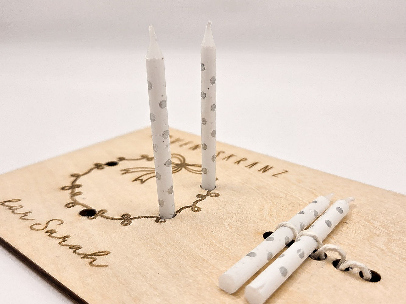 Mini-Adventskranz aus graviertem Holz mit Schleifenmotiv, personalisiert mit Name, inkl. vier weißen Kerzen – skandinavische Weihnachtsdeko.
