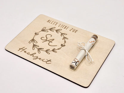 Holzkarte mit Gravur „Alles Liebe zur Hochzeit“, Initialen im Blumenkranz und Glasröhrchen als Geldgeschenk.