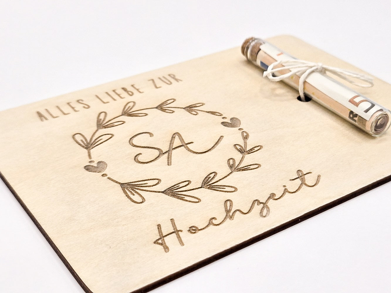 Holzkarte mit Gravur „Alles Liebe zur Hochzeit“, Initialen im Blumenkranz und Glasröhrchen als Geldgeschenk.