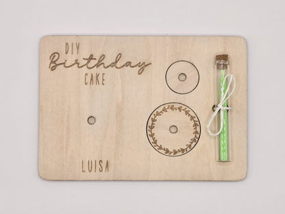 „DIY Geburtstagskuchen aus Holz mit Kerze und Reagenzglas – personalisierte Geburtstagskarte als Mini Geschenk“