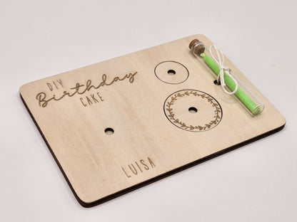 „DIY Geburtstagskuchen aus Holz mit Kerze und Reagenzglas – personalisierte Geburtstagskarte als Mini Geschenk“