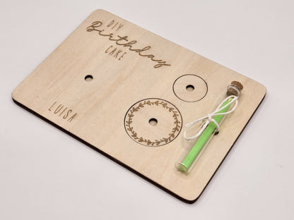 „DIY Geburtstagskuchen aus Holz mit Kerze und Reagenzglas – personalisierte Geburtstagskarte als Mini Geschenk“