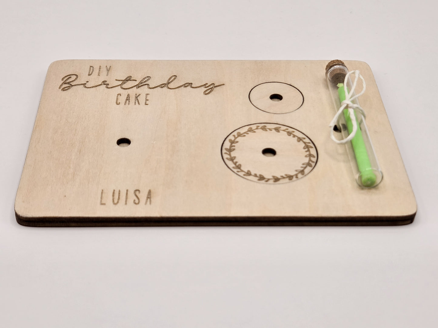„DIY Geburtstagskuchen aus Holz mit Kerze und Reagenzglas – personalisierte Geburtstagskarte als Mini Geschenk“