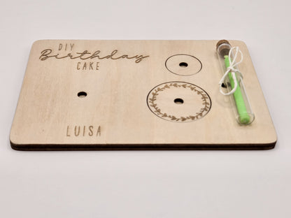 „DIY Geburtstagskuchen aus Holz mit Kerze und Reagenzglas – personalisierte Geburtstagskarte als Mini Geschenk“
