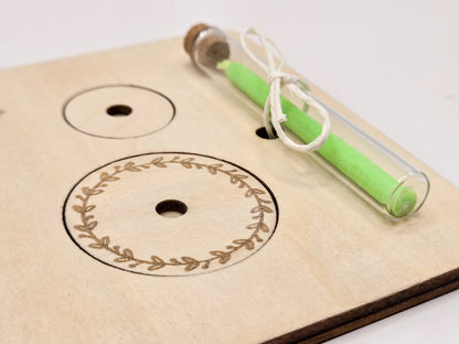 „DIY Geburtstagskuchen aus Holz mit Kerze und Reagenzglas – personalisierte Geburtstagskarte als Mini Geschenk“