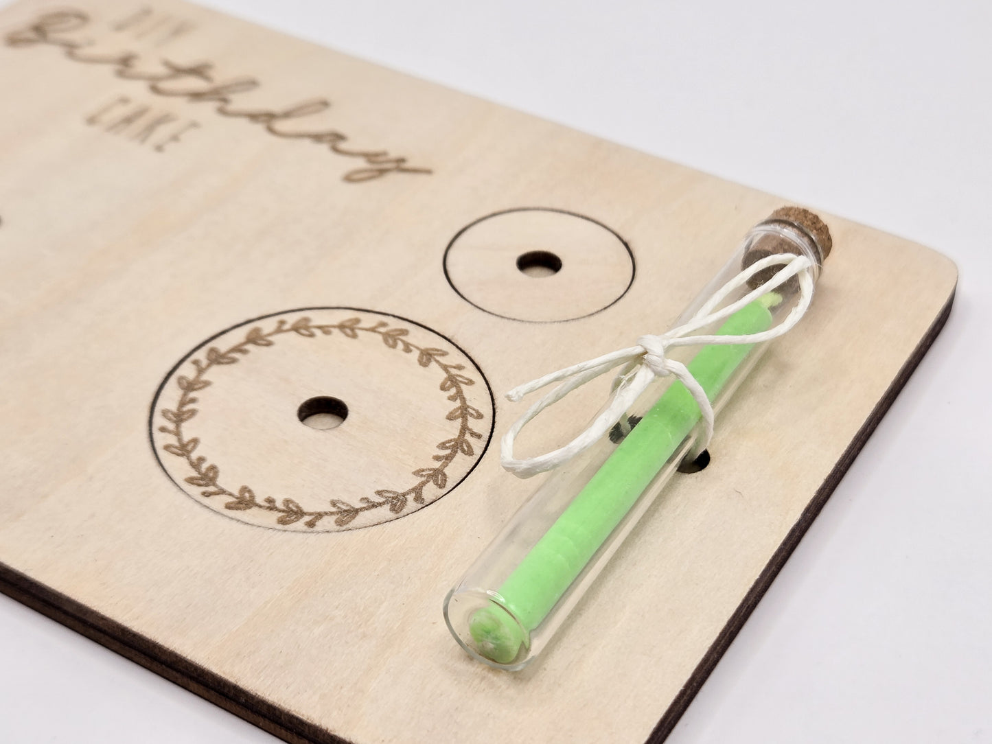 „DIY Geburtstagskuchen aus Holz mit Kerze und Reagenzglas – personalisierte Geburtstagskarte als Mini Geschenk“