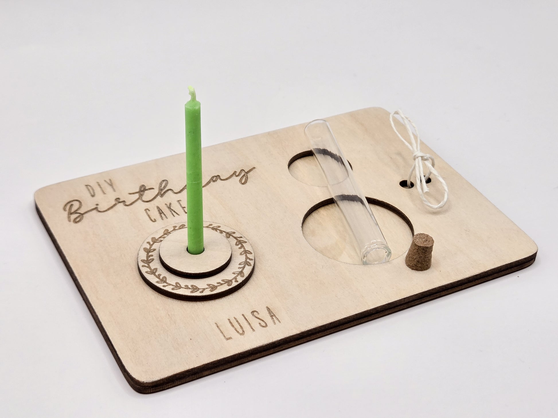 „DIY Geburtstagskuchen aus Holz mit Kerze und Reagenzglas – personalisierte Geburtstagskarte als Mini Geschenk“