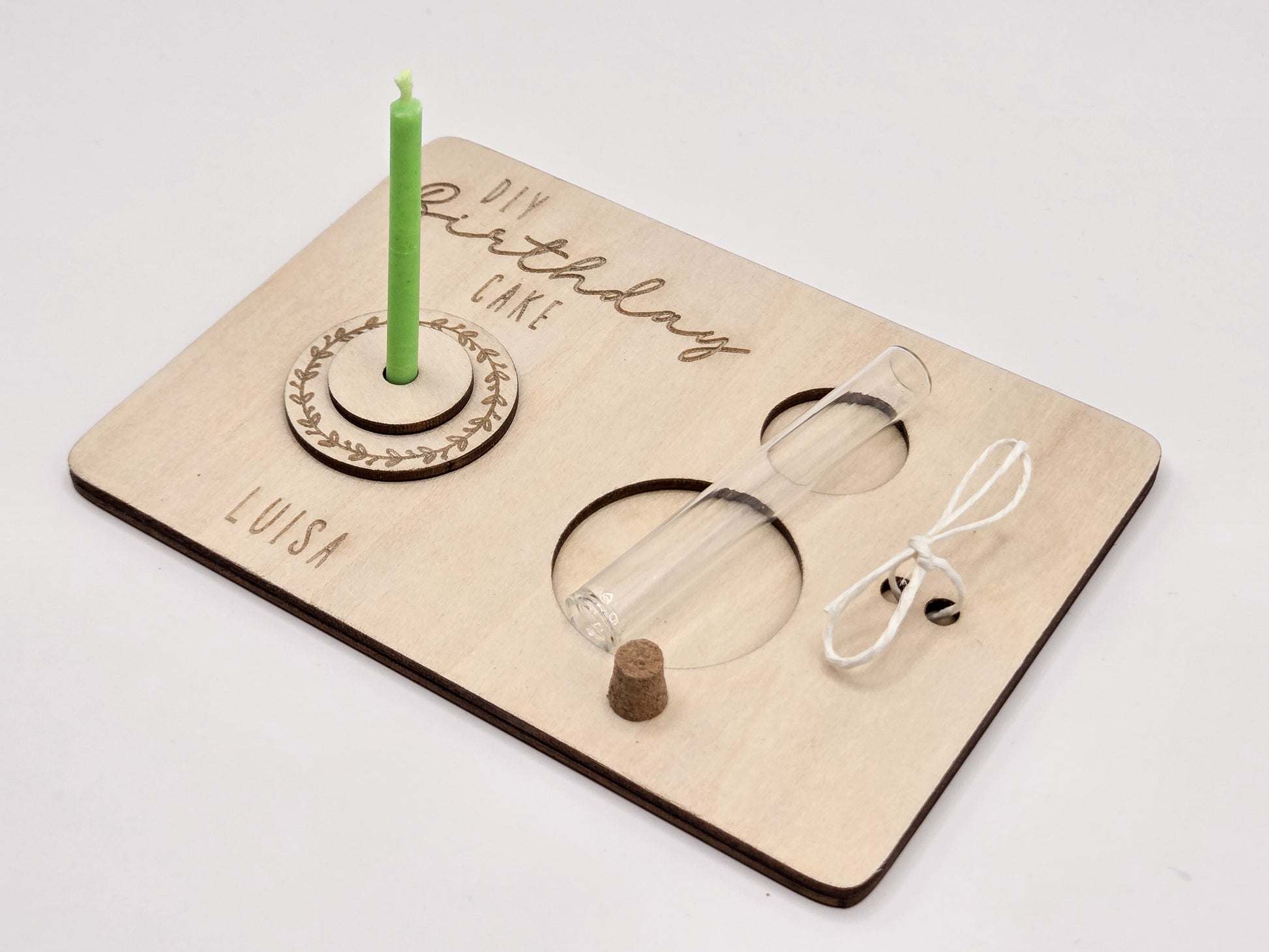 „DIY Geburtstagskuchen aus Holz mit Kerze und Reagenzglas – personalisierte Geburtstagskarte als Mini Geschenk“