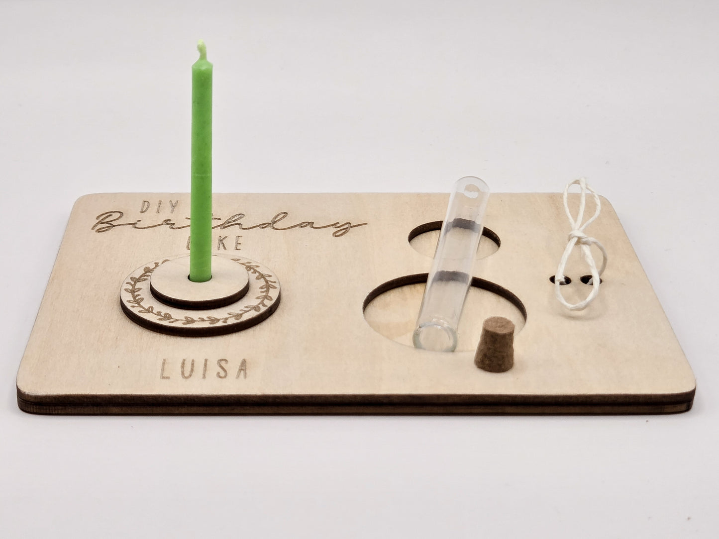 „DIY Geburtstagskuchen aus Holz mit Kerze und Reagenzglas – personalisierte Geburtstagskarte als Mini Geschenk“