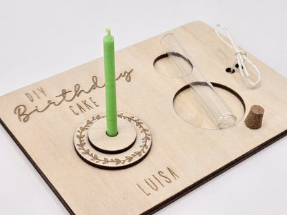 „DIY Geburtstagskuchen aus Holz mit Kerze und Reagenzglas – personalisierte Geburtstagskarte als Mini Geschenk“