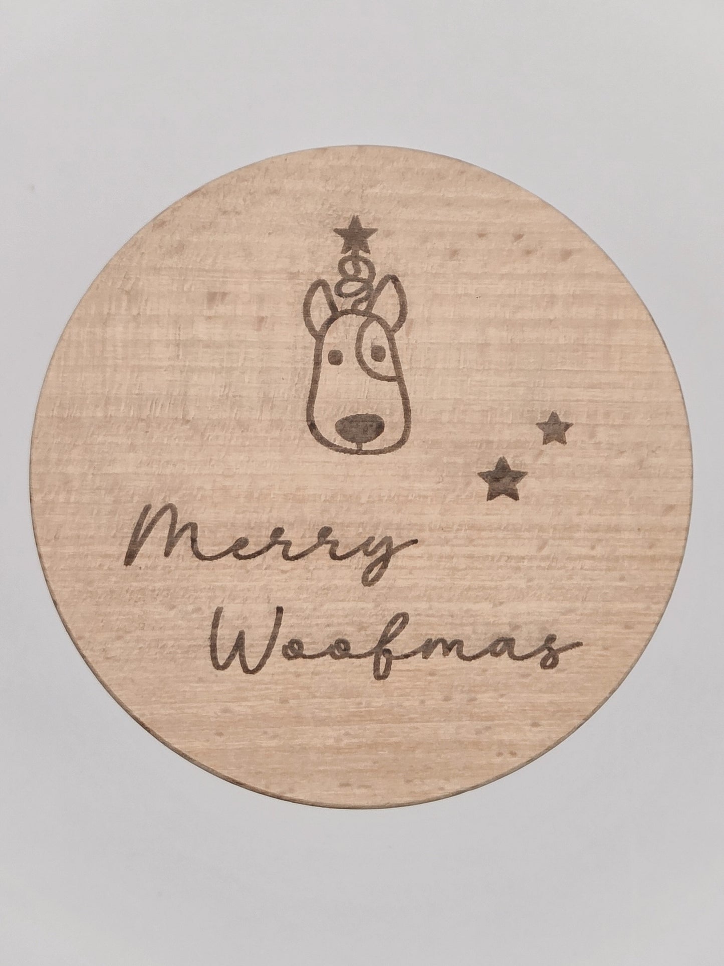 Weiße Leckerlidose für Hunde mit graviertem “Merry Woofmas”-Holzdeckel, weihnachtliches Hundegeschenk im skandinavischen Stil.