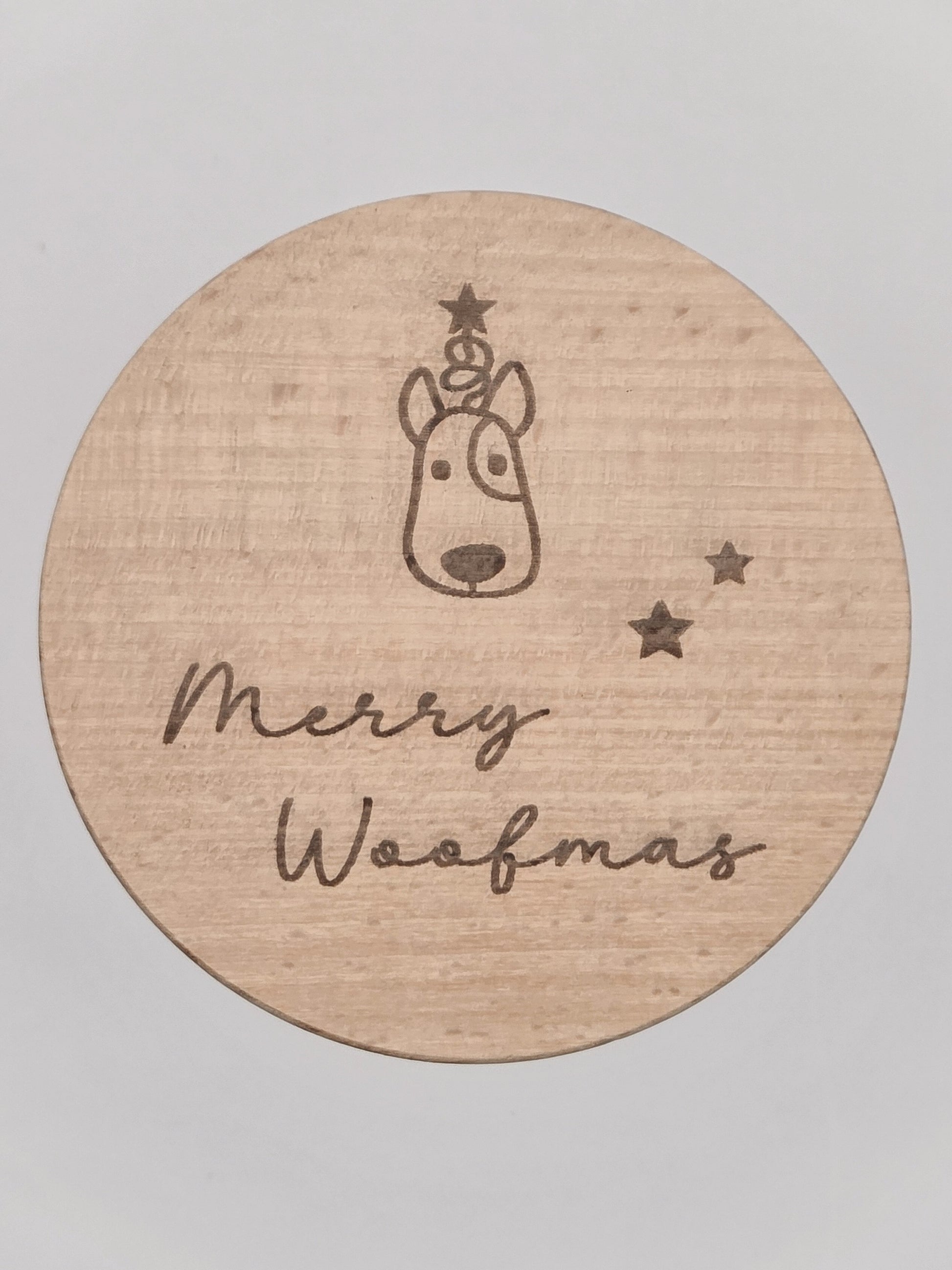 Weiße Leckerlidose für Hunde mit graviertem “Merry Woofmas”-Holzdeckel, weihnachtliches Hundegeschenk im skandinavischen Stil.
