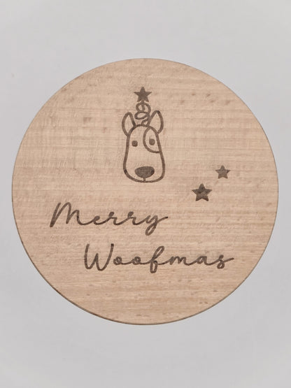 Weiße Leckerlidose für Hunde mit graviertem “Merry Woofmas”-Holzdeckel, weihnachtliches Hundegeschenk im skandinavischen Stil.