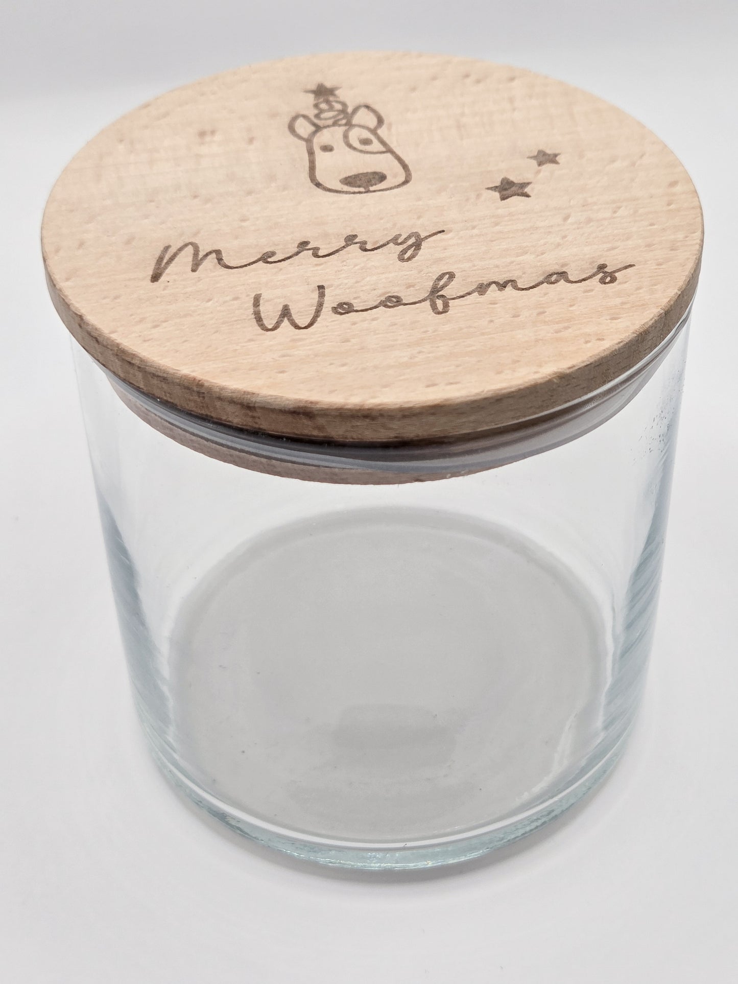 Weiße Leckerlidose für Hunde mit graviertem “Merry Woofmas”-Holzdeckel, weihnachtliches Hundegeschenk im skandinavischen Stil.