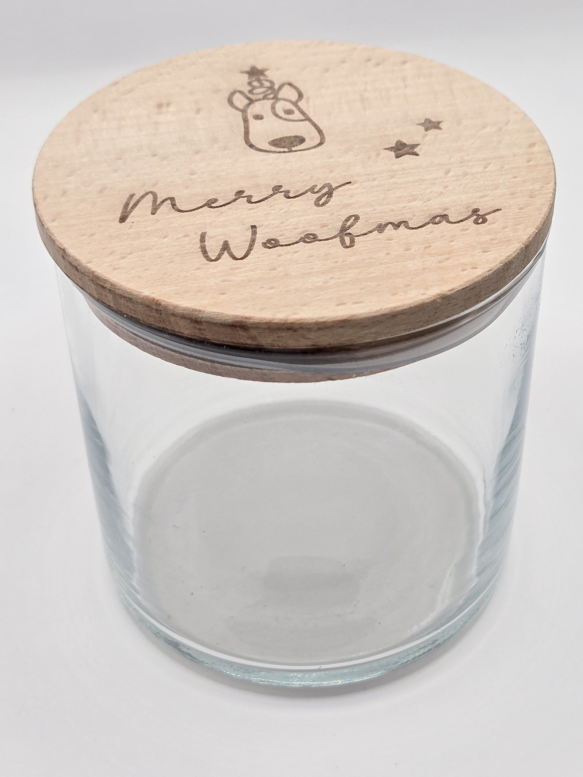 Weiße Leckerlidose für Hunde mit graviertem “Merry Woofmas”-Holzdeckel, weihnachtliches Hundegeschenk im skandinavischen Stil.