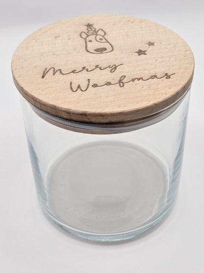 Weiße Leckerlidose für Hunde mit graviertem “Merry Woofmas”-Holzdeckel, weihnachtliches Hundegeschenk im skandinavischen Stil.