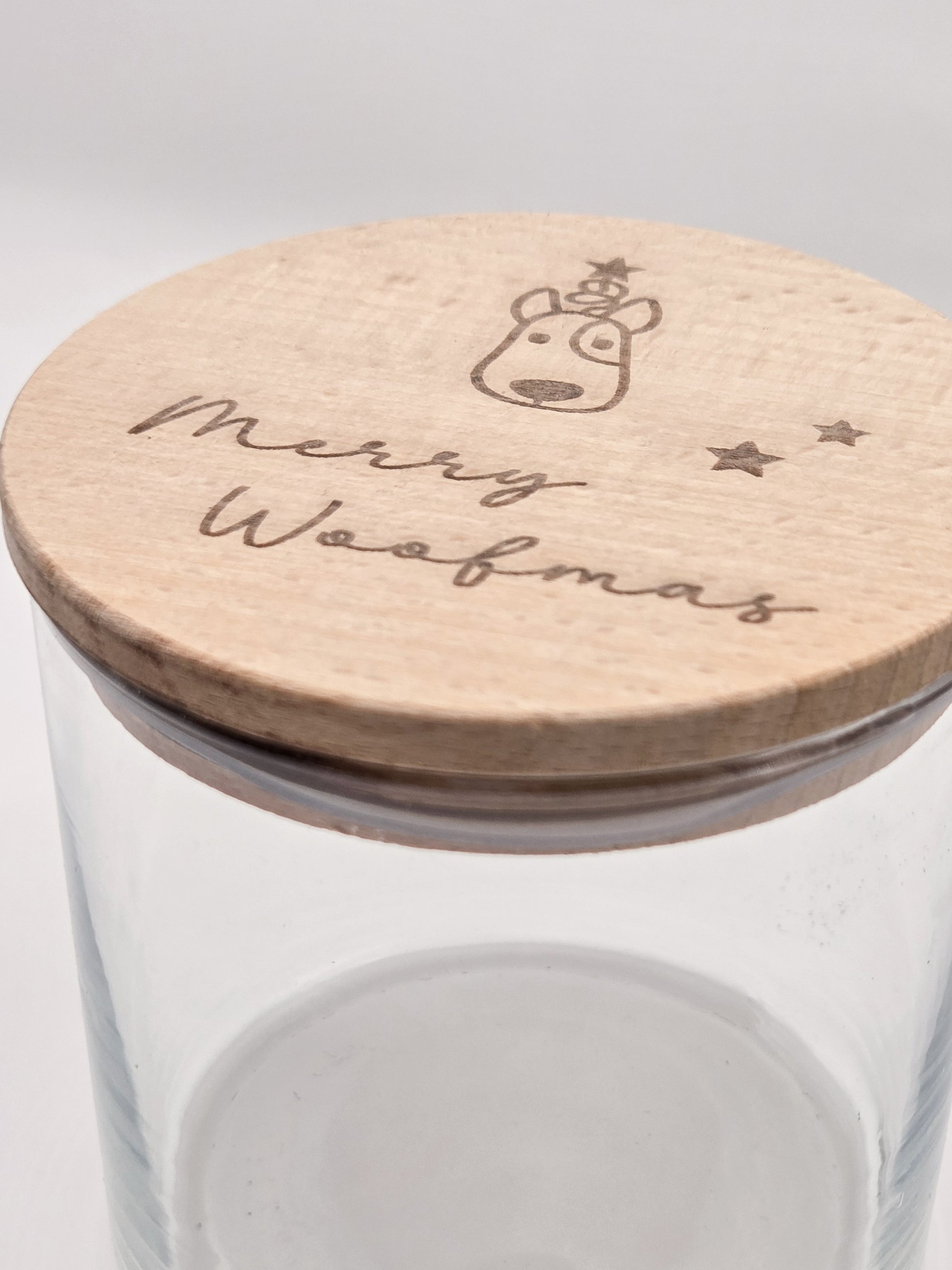 Weiße Leckerlidose für Hunde mit graviertem “Merry Woofmas”-Holzdeckel, weihnachtliches Hundegeschenk im skandinavischen Stil.