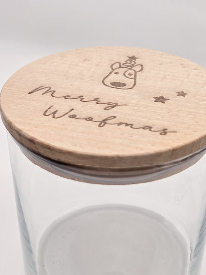 Weiße Leckerlidose für Hunde mit graviertem “Merry Woofmas”-Holzdeckel, weihnachtliches Hundegeschenk im skandinavischen Stil.