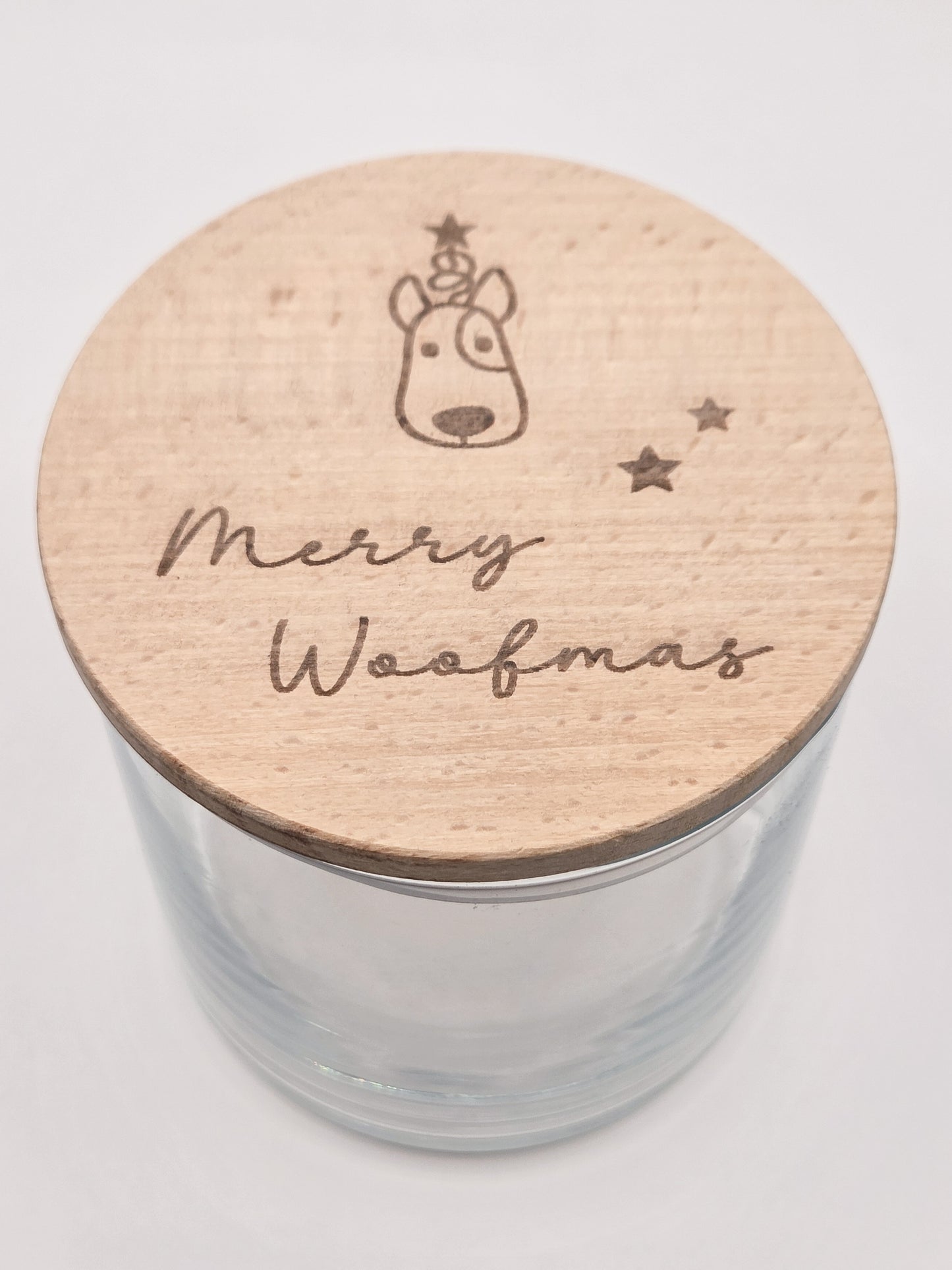 Weiße Leckerlidose für Hunde mit graviertem “Merry Woofmas”-Holzdeckel, weihnachtliches Hundegeschenk im skandinavischen Stil.