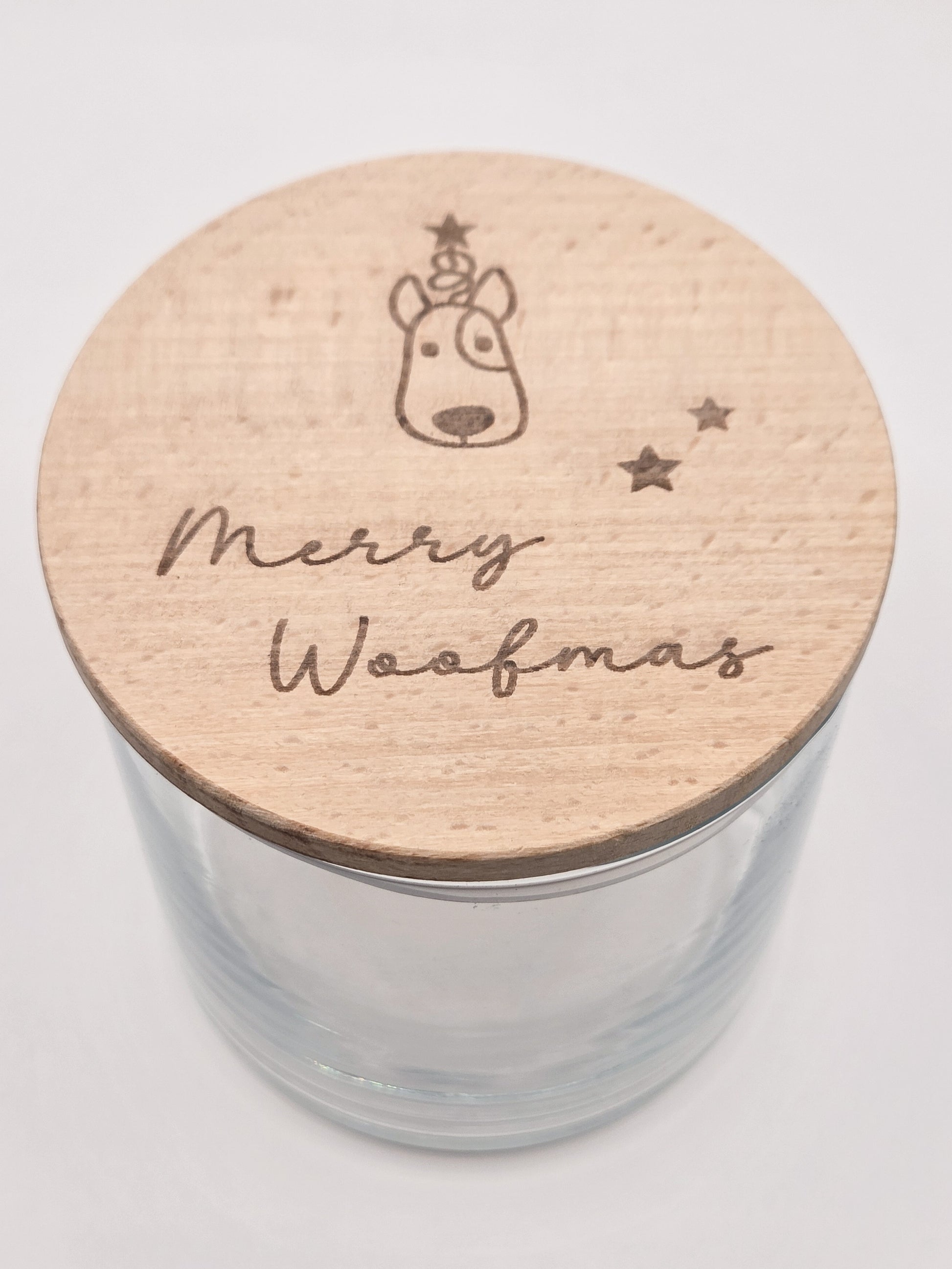Weiße Leckerlidose für Hunde mit graviertem “Merry Woofmas”-Holzdeckel, weihnachtliches Hundegeschenk im skandinavischen Stil.
