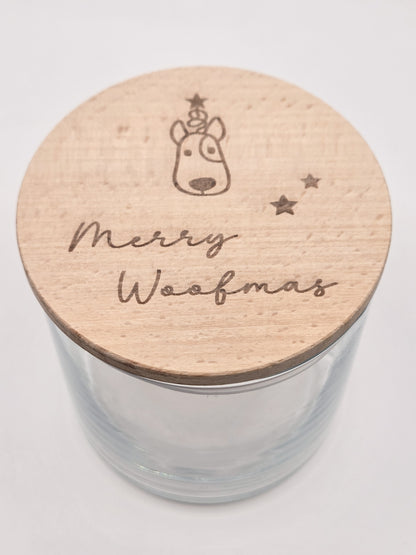 Weiße Leckerlidose für Hunde mit graviertem “Merry Woofmas”-Holzdeckel, weihnachtliches Hundegeschenk im skandinavischen Stil.
