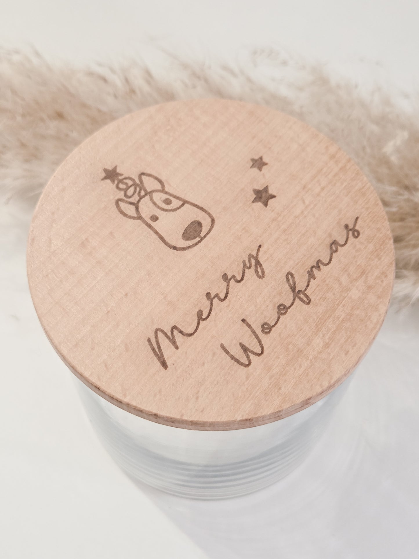 Weiße Leckerlidose für Hunde mit graviertem “Merry Woofmas”-Holzdeckel, weihnachtliches Hundegeschenk im skandinavischen Stil.