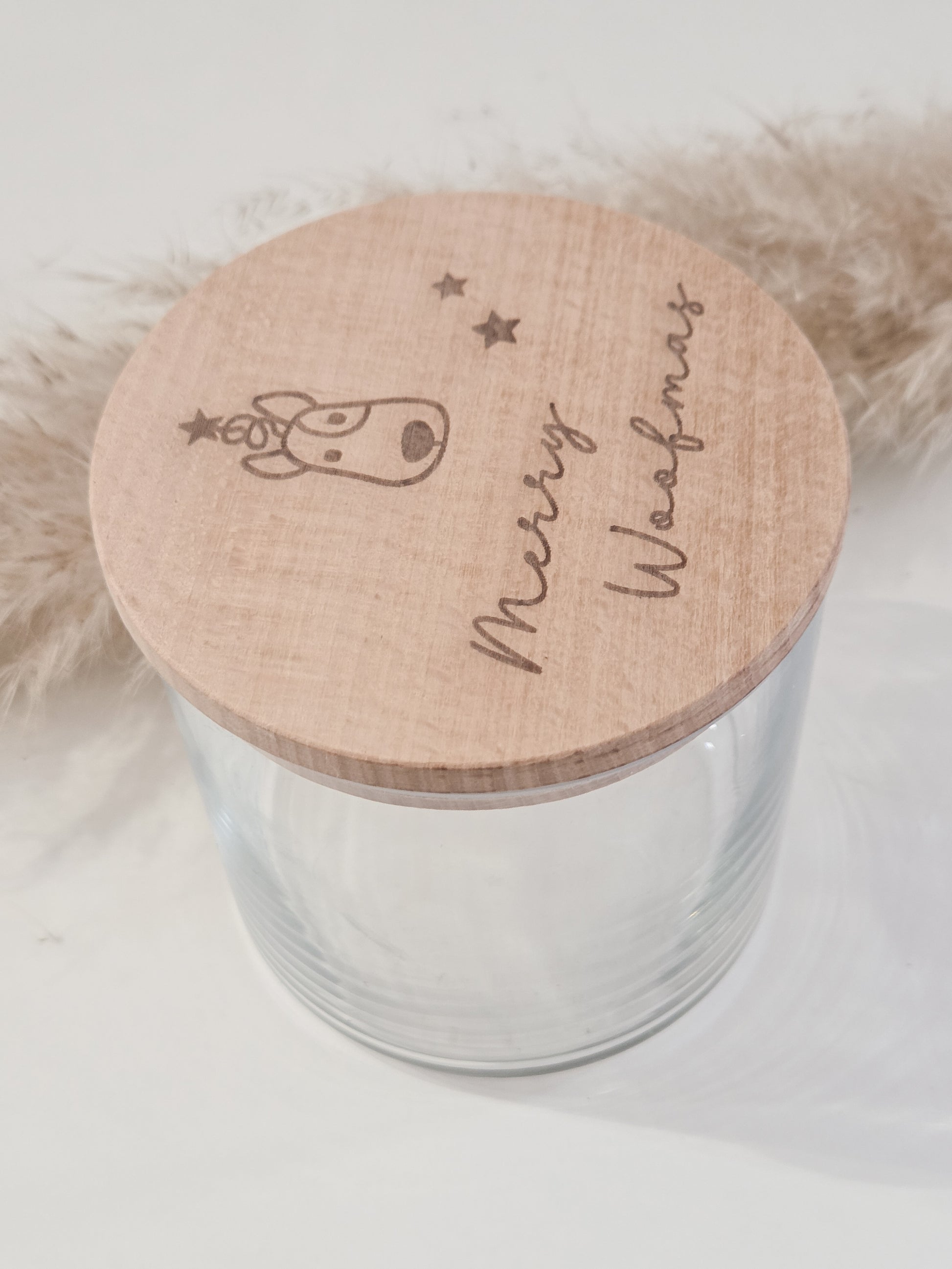 Weiße Leckerlidose für Hunde mit graviertem “Merry Woofmas”-Holzdeckel, weihnachtliches Hundegeschenk im skandinavischen Stil.