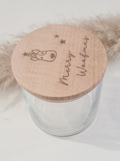 Weiße Leckerlidose für Hunde mit graviertem “Merry Woofmas”-Holzdeckel, weihnachtliches Hundegeschenk im skandinavischen Stil.